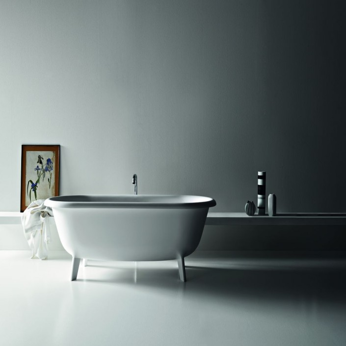 Salle de bain avec la baignoire blanche Ottocento small de la marque Agape - Valente Design