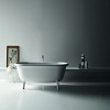 Salle de bain avec la baignoire blanche Ottocento small de la marque Agape - Valente Design
