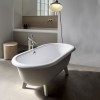 Espace bain avec la baignoire gris clair et blanche Ottocento small de la marque Agape - Valente Design