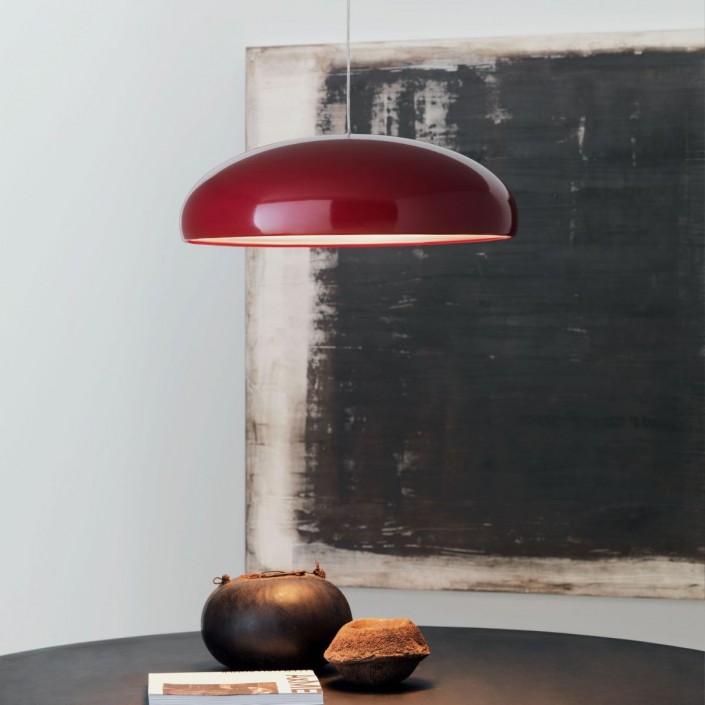 Suspension Pangen vert Fontana Arte Valente Design au dessus d'une table