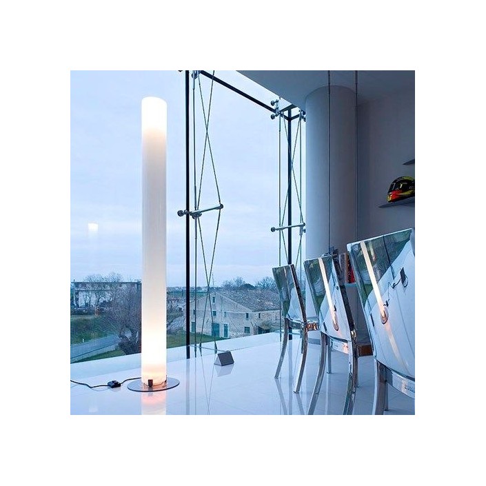 Lampadaire Stylos mise en scène éclairé  de flos