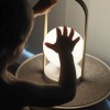 Lampe portable sans fil FollowMe Plus Marset Valente Design éclairées avec enfant