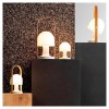 Lampes portables sans fil FollowMe Plus et FollowMe Marset Valente Design éclairées en composition