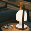 Lampe portable sans fil FollowMe Plus  Marset Valente Design éclairée sur table ronde