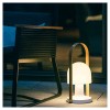 Lampe portable sans fil FollowMe Plus  Marset Valente Design éclairée par terre