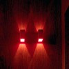Applique plafonnier clv2 LED chrome intérieur rouge mise en scène sur mur bois  viabizzuno