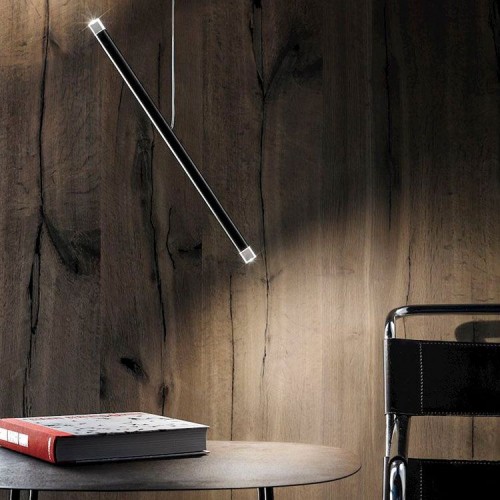 Suspension A-Tube Nano Duo noir de Studio Italia Design Valente Design au dessus d'un bureau