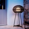 Lampadaire à poser noire Garota P 01 mise en scène extérieur BOVER chez Valente Design