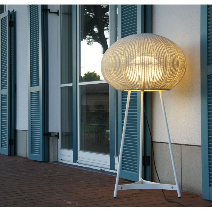 Lampadaire pour extérieur blanc Garota P 01 BOVER chez Valente Design