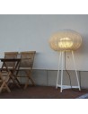 Vue d'ensemble lampadaire blanc Garota P 01 version allumée BOVER chez Valente Design