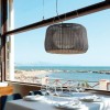 Éclairage intérieur avec la suspension FORA S de couleur marron avec abat-jour tressé de la marque Bover chez Valente Design