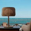 Éclairage en bordure de mer avec la lampe de table d'extérieur FORA M 70 de couleur marron marque Bover - Valente Design