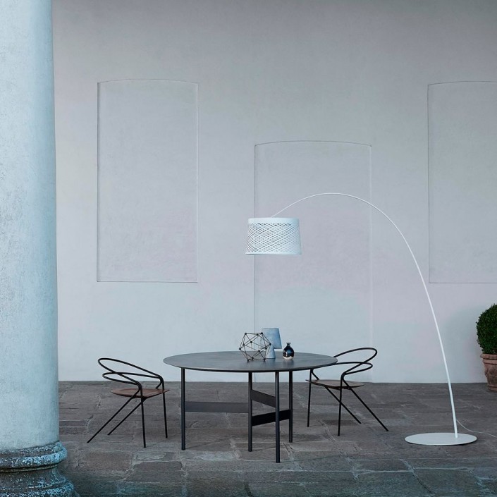 Lampadaire TWIGGY GRID TERRA greige mise en situation de FOSCARINI - Valente Design