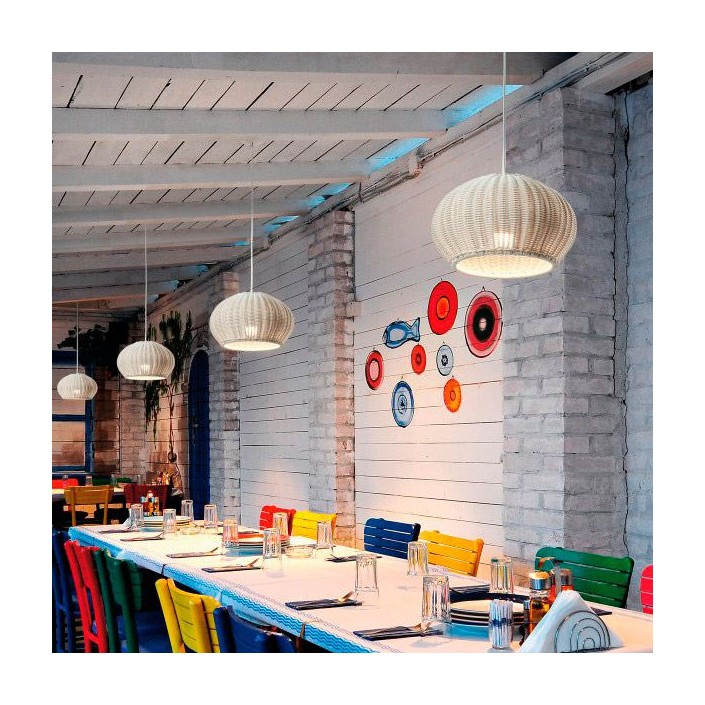 Éclairage d'une salle de restaurant avec la suspension GAROTA S 02 version blanche mise en scène BOVER - Valente Design