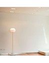 Lampadaire Glo-Ball F1 argent de Flos Valente Design Jasper Morrison dans salon