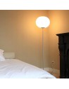 Lampadaire Glo-Ball F1 argent de Flos Valente Design Jasper Morrison dans chambre