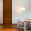 Lampadaire Glo-Ball F2 argent flos Valente Design Jasper Morrison dans bureau