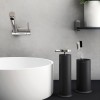mise en scène distributeur noir de savon liquide GEYSER de COSMIC - Valente Design