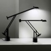 Lampe de table Tizio noir mise en scène  dans show room Artemide - Valente Design