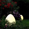 Lampe Uovo extérieur mise en lumière fontana arte - Valente Design dans végétation