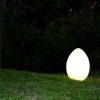 Lampe Uovo fontana arte - Valente Design - sur pelouse