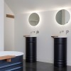 Salle de bain avec une vasque à poser Vieques gris foncé et blanche de la marque Agape - Valente Design