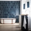 Espace bain avec une vasque colonne Vieques gris foncé et blanche de la marque Agape - Valente Design