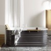 Salle de bain avec la baignoire contemporaine vieques XS gris foncé et blanche de la marque Agape - Valente Design