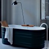 Espace bain avec la baignoire de luxe vieques XS gris foncé et blanche de la marque Agape - Valente Design
