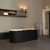 Espace bain avec la baignoire design gris foncé et blanche vieques XS de la marque Agape - Valente Design