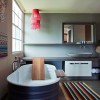 Salle de bain avec la baignoire design gris foncé et blanche vieques XS de la marque Agape - Valente Design