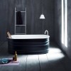 Salle de bain avec la baignoire de luxe vieques XS gris foncé et blanche de la marque Agape - Valente Design