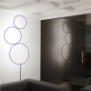 Lampadaire Sorry Giotto 3 éclairée sur fond blanc catellani et smith