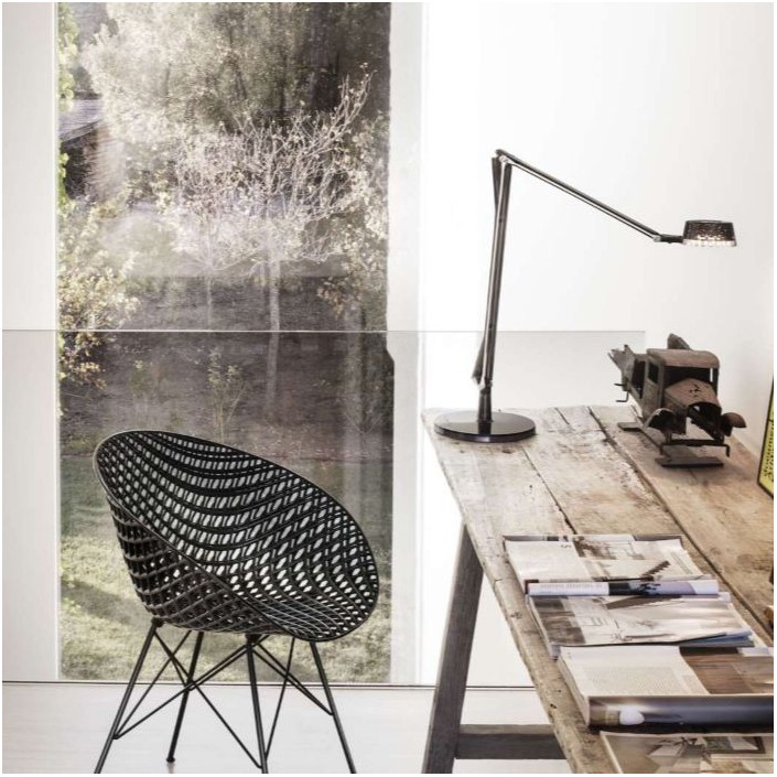 Lampe Aledin DEC de la marque KARTELL fumé - Valente Design - mise en scène bureau