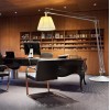 Bureau avec Lampadaire Superarchimoon et son abat-jour en tissu plissé de Philippe Starck pour flos chez Valente Design