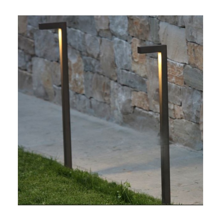 Mise en situation borne sur piquet MIMI P éclairage cheminement finition Browntech Inverlight - Valente design