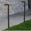 Vue dans une allée des bornes sur piquet MIMI P éteintes finition Browntech Inverlight - Valente design