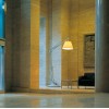 Lampadaire Superarchimoon et son abat-jour en tissu plissé dans hall d'hôtel de Philippe Starck pour flos chez Valente Design