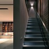 Escalier éclairé avec spot encastré mural LED Raggio collerette blanche Viabizzuno - Valente Design