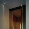 Mise en situation à la verticale encastré mural LED Raggio collerette blanche Viabizzuno - Valente Design