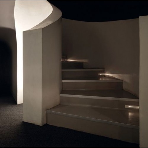 Mise en scène à l'horizontale encastré mural LED Raggio collerette blanche Viabizzuno - Valente Design