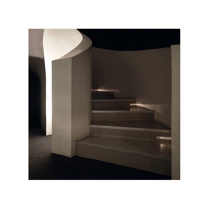 Mise en scène à l'horizontale encastré mural LED Raggio collerette blanche Viabizzuno - Valente Design