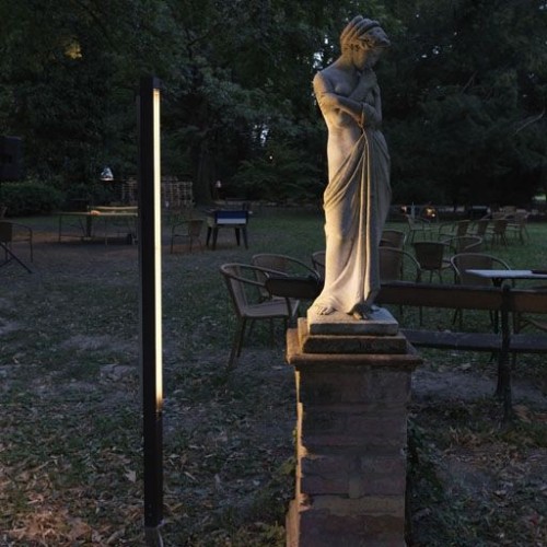  Mise en scène lampadaire Square Tube 1000 LED noir Outdoor Viabizzuno - Valente Design