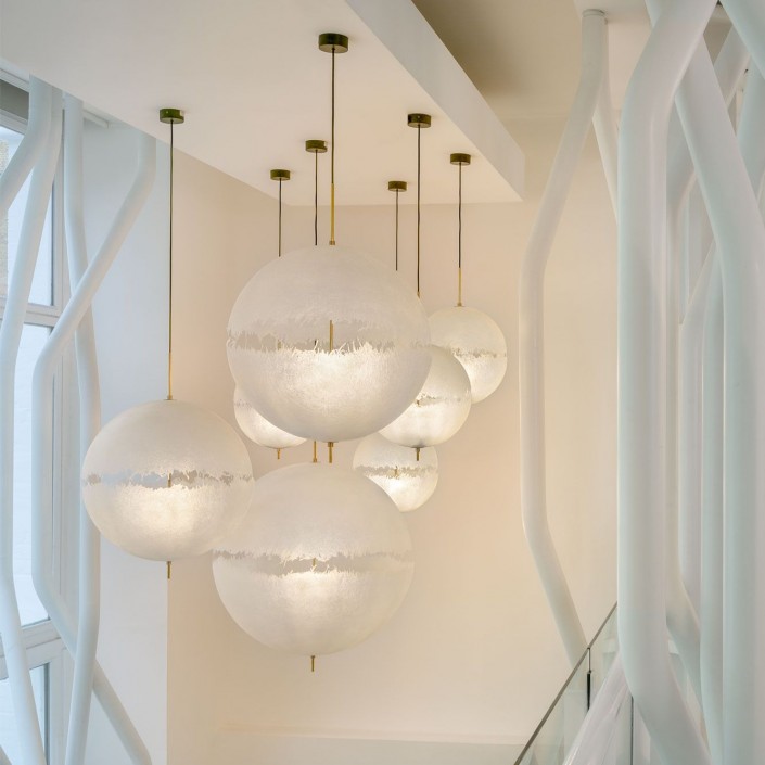 Plafond avec un ensemble de suspensions Postkrisi pour la marque Catellani&Smith - Valente Design