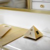 Multiprise Pyramide champagne teinte chaude en situation sur bureau Meljac - Valente design