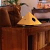 Multiprise Pyramide champagne sur meuble mise en scèneMeljac - Valente design