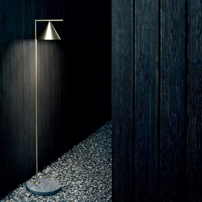 Lampadaire Captain Flint outdoor structure laiton brossé / pied lave grise Flos Valente Design mise en scène