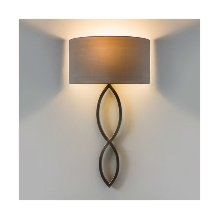 Applique Caserta bronze abat-jour oyster vue d'ensemble allumée AstroLighting Valente Design