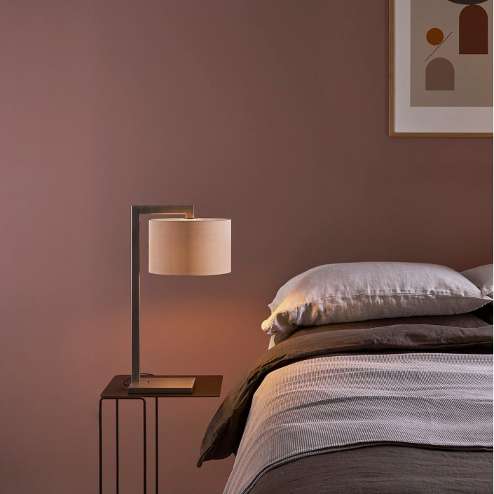 Table de chevet avec lampe de table Ravello nickel mat et abat-jour rond gris clair Astro Lighting - Valente Design