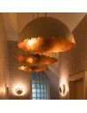Suspension Postkrisi 49 blanc et or dans un couloir CATELLANI & SMITH - Valente Design